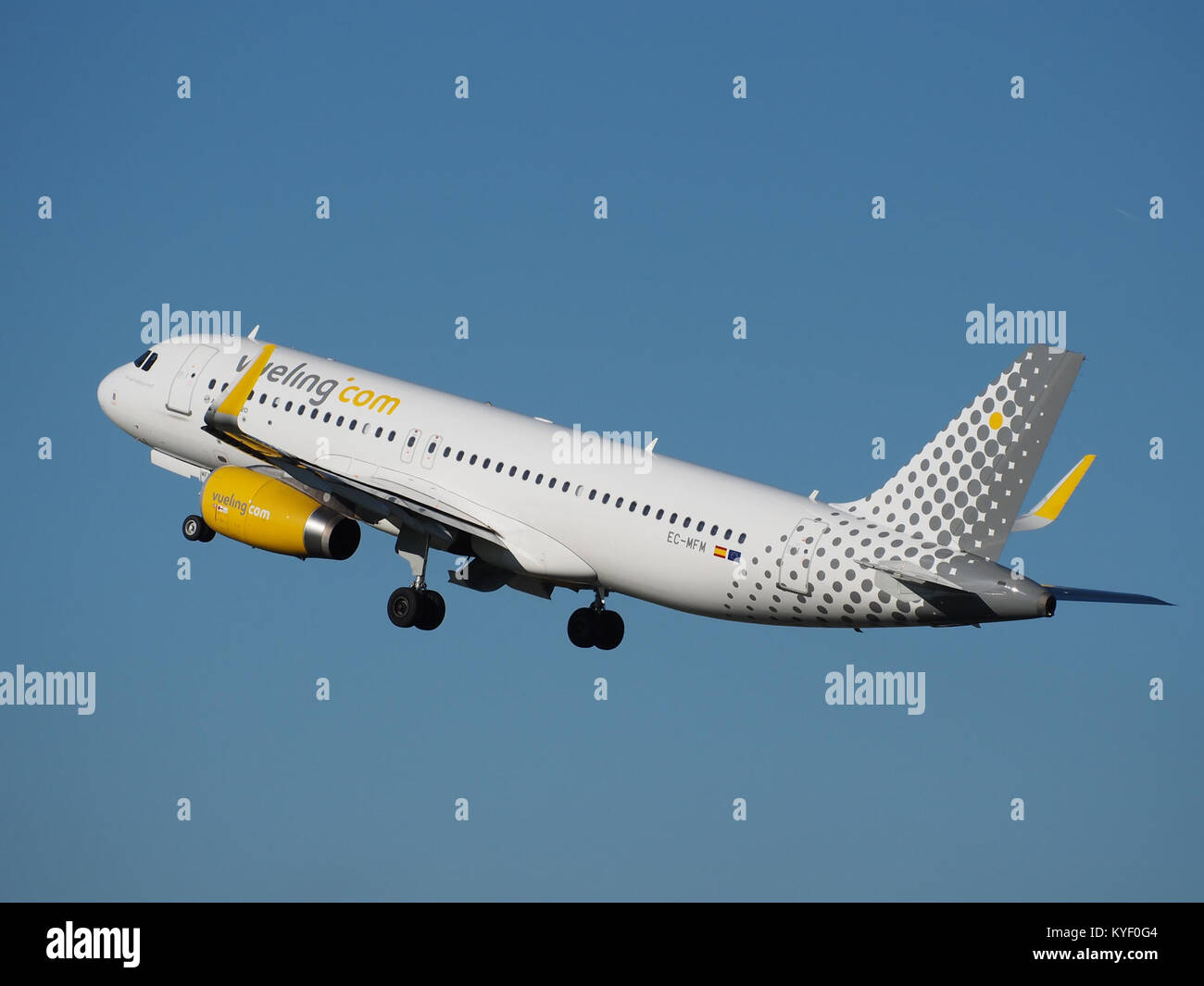 EC-MFM, un Airbus A320-232(WL) de Vueling dont le numéro de construction est 6571, décolle de l'aéroport de Schiphol à Amsterdam, pays-Bas. L'image capture l'avion pendant son ascension, mettant en valeur son design moderne et son aérodynamisme lorsqu'il quitte la piste. Banque D'Images