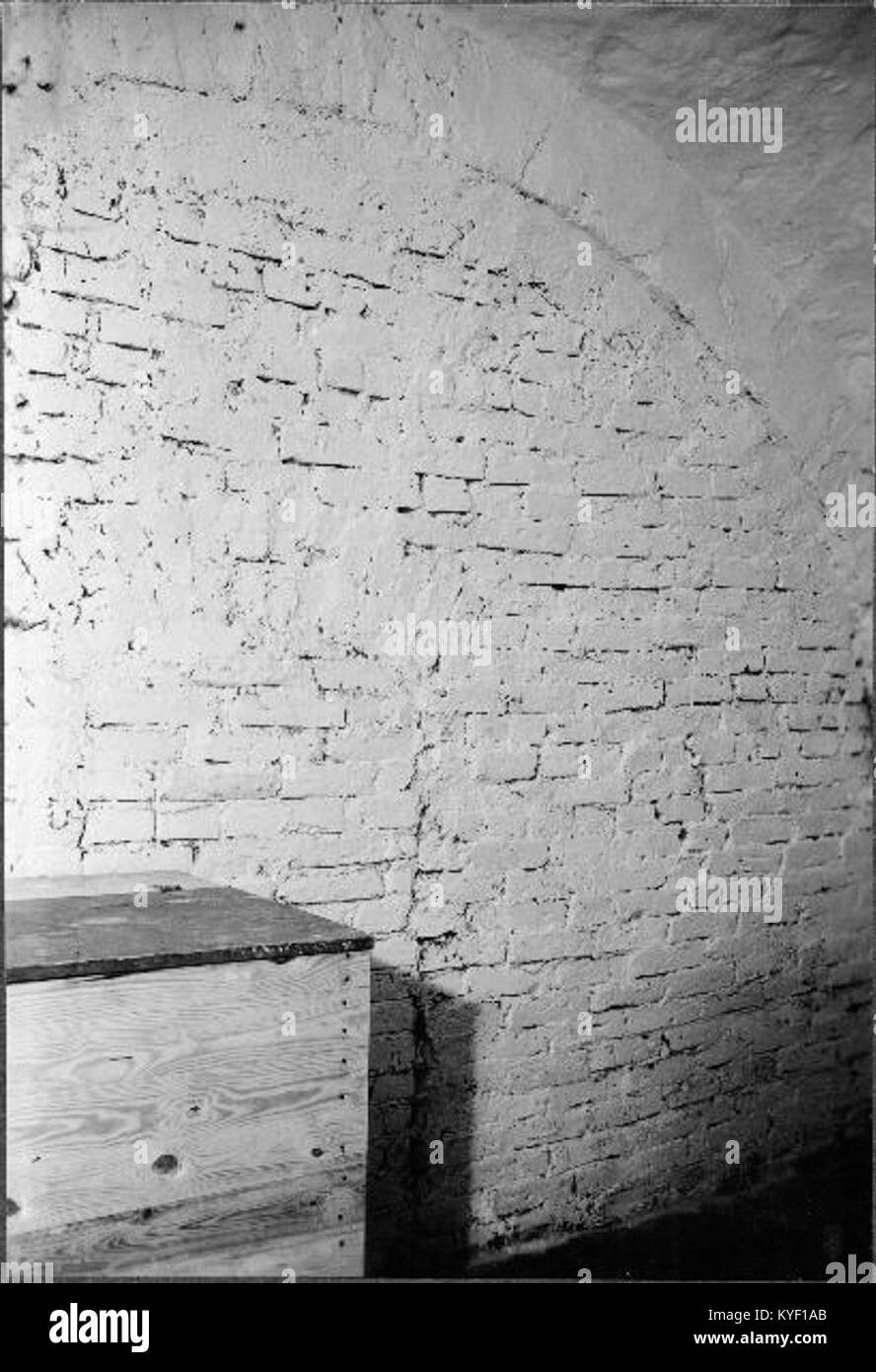 Cette image capture l'intérieur de la cathédrale de Västerås, mettant en valeur ses arches gothiques et ses vitraux. Le design de la cathédrale met l'accent sur la verticalité et la lumière, caractéristiques de l'architecture gothique scandinave en briques. Banque D'Images