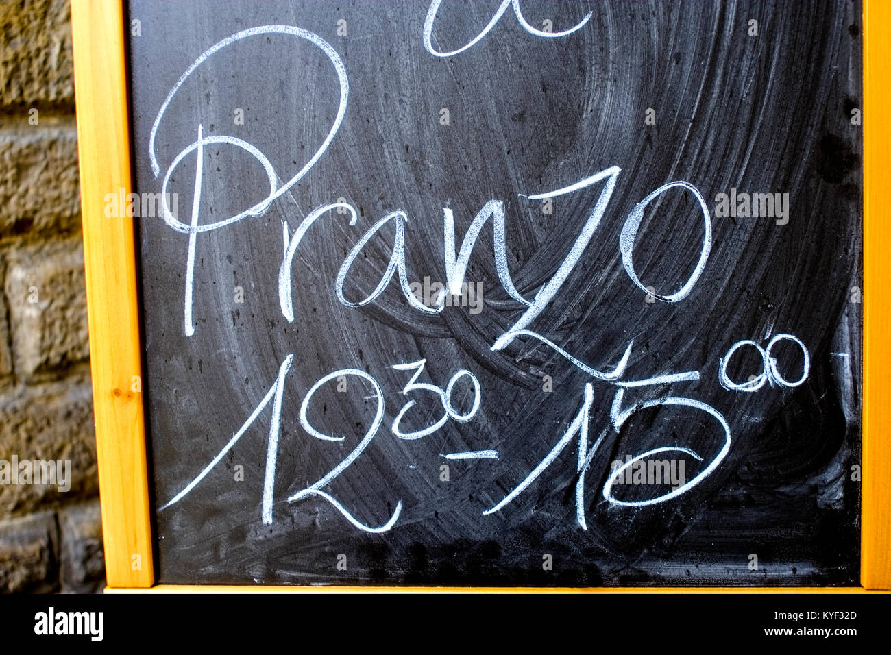 Chalboard noir d'un restaurant italien montrant le déjeuner les horaires. Banque D'Images