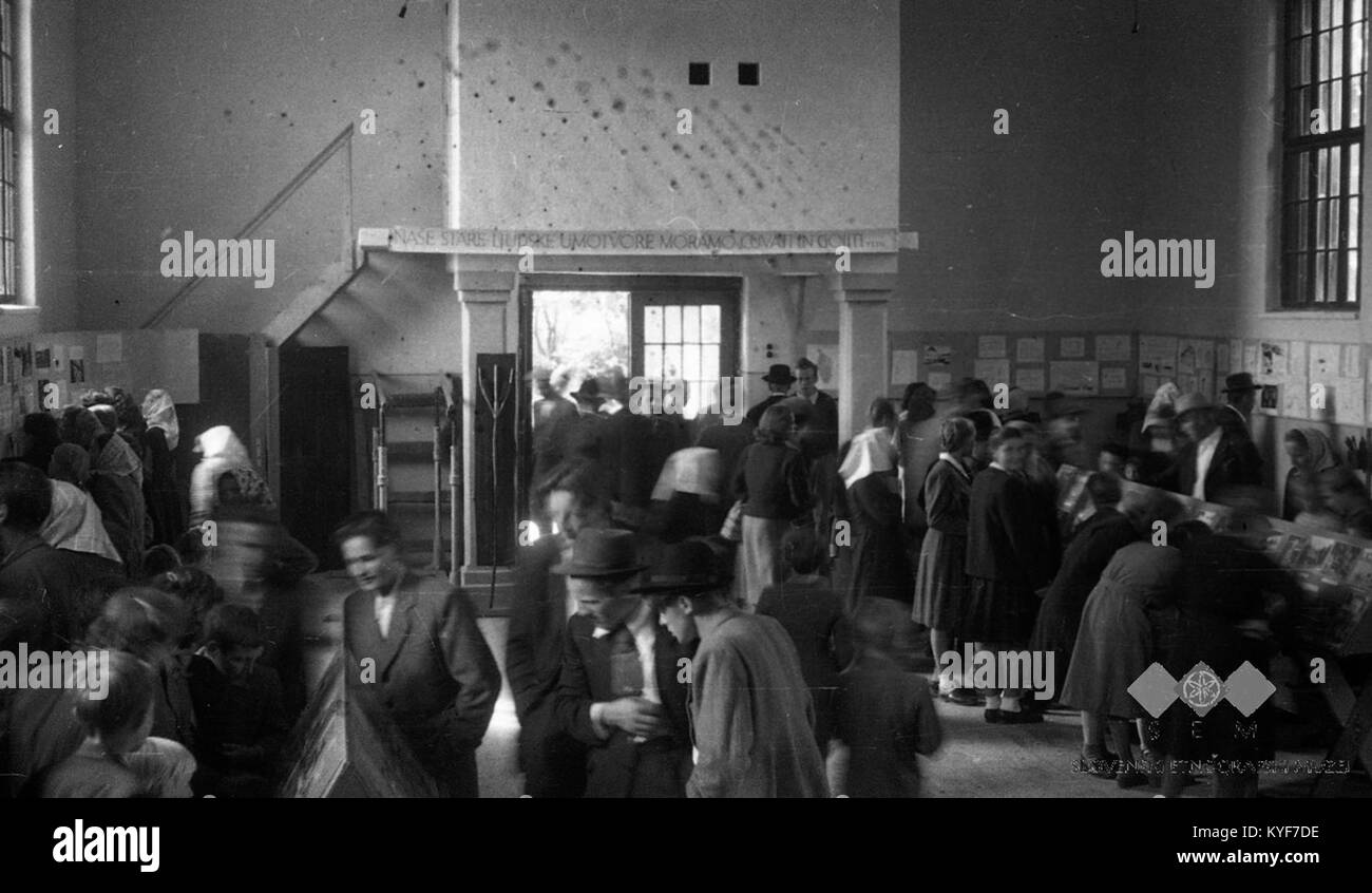 Une photographie de 1950 représente des visiteurs de la Fondation Vida assistant à une exposition, mettant en valeur l'engagement culturel local et l'interaction avec les œuvres d'art exposées. Banque D'Images