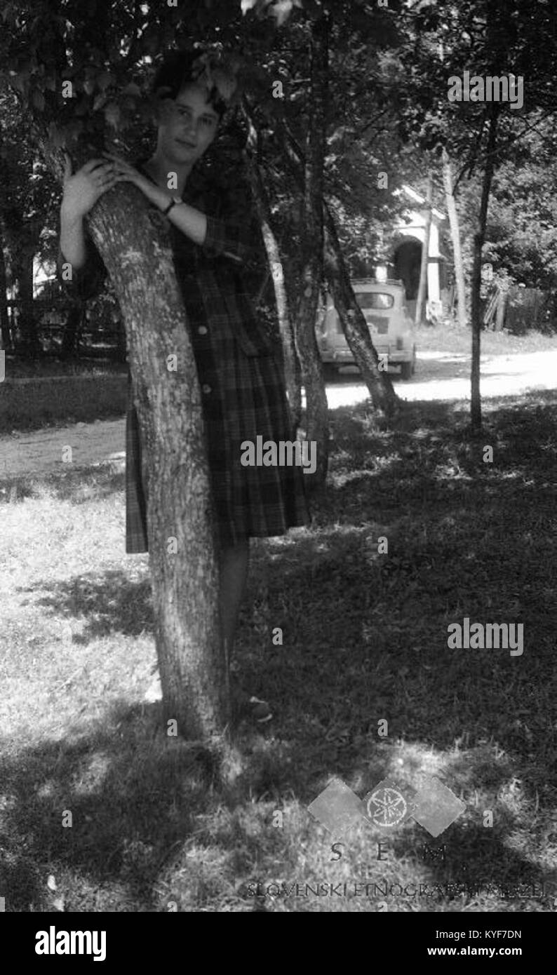 Des filles de Železnica au Mali Lipljeni, Slovénie, sont montrées en tenue traditionnelle du dimanche en 1964, illustrant les coutumes vestimentaires locales et les pratiques culturelles rurales. Banque D'Images