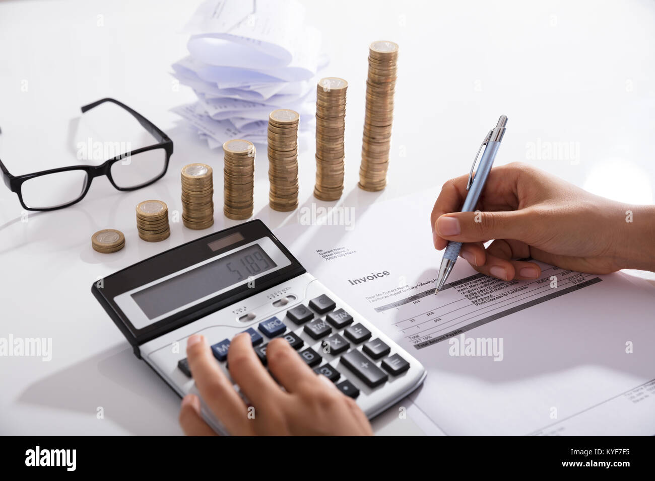 Comptable Le calcul de l'impôt à l'aide de Calculatrice sur 24. Concept d'économiser de l'argent Banque D'Images