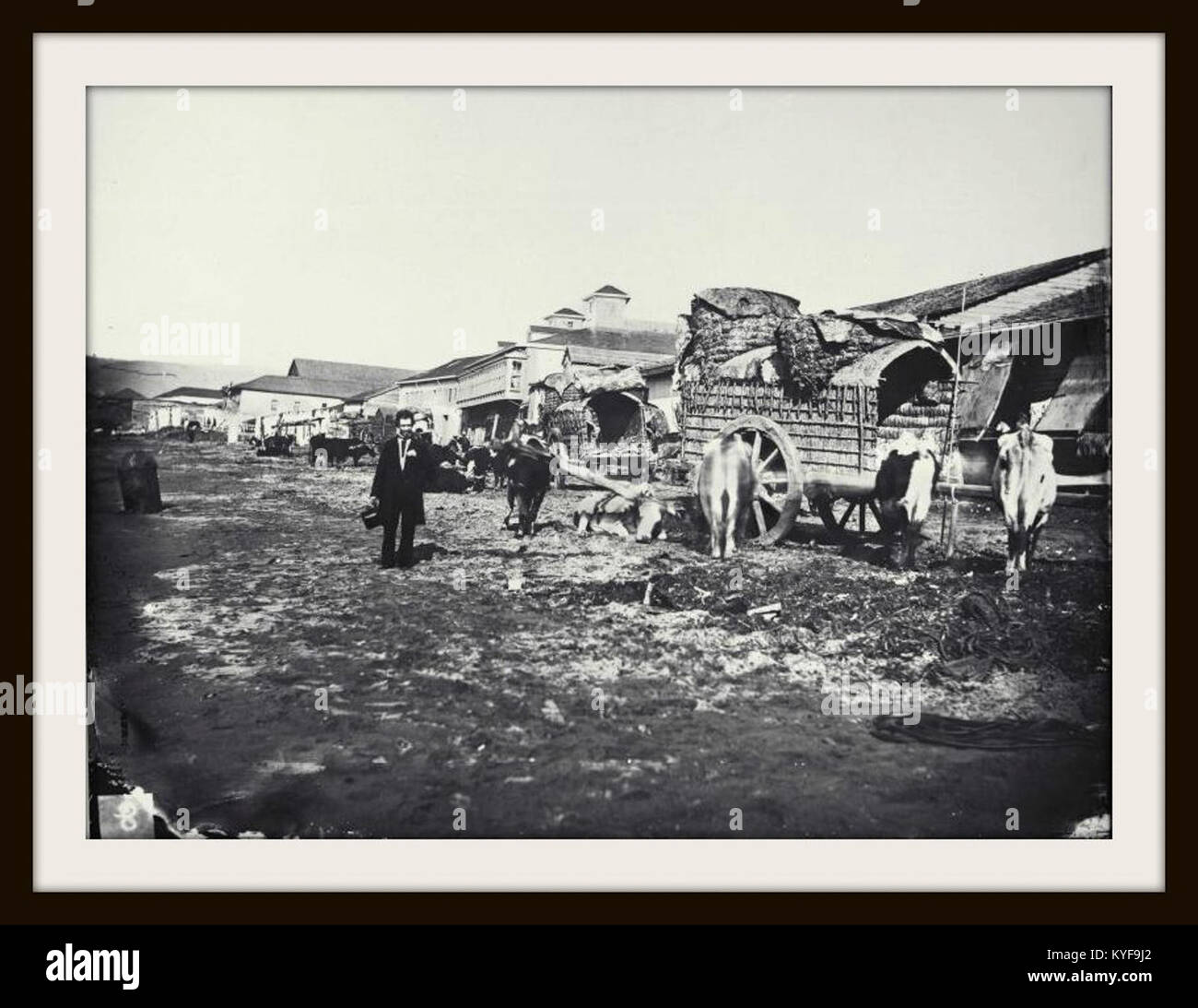 La photographie de 1863 montre Avenida Brasil à Valparaíso, Chili, y compris les premiers portraits photographiques et l'environnement urbain d'une ville portuaire du XIXe siècle, reflétant le caractère architectural et social de l'époque. Banque D'Images