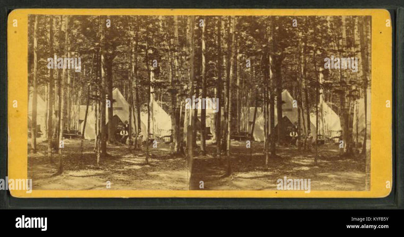 L'image montre un terrain de camping avec des tentes et des aménagements extérieurs, illustrant les activités récréatives et la culture de loisirs du début du XXe siècle. Banque D'Images