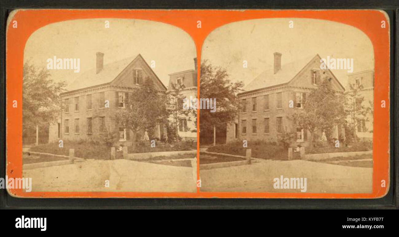 Photographie de E. G. Davis montrant des gens posant sur les marches d’une maison, représentant la vie domestique, familiale et sociale au début du XXe siècle. Banque D'Images