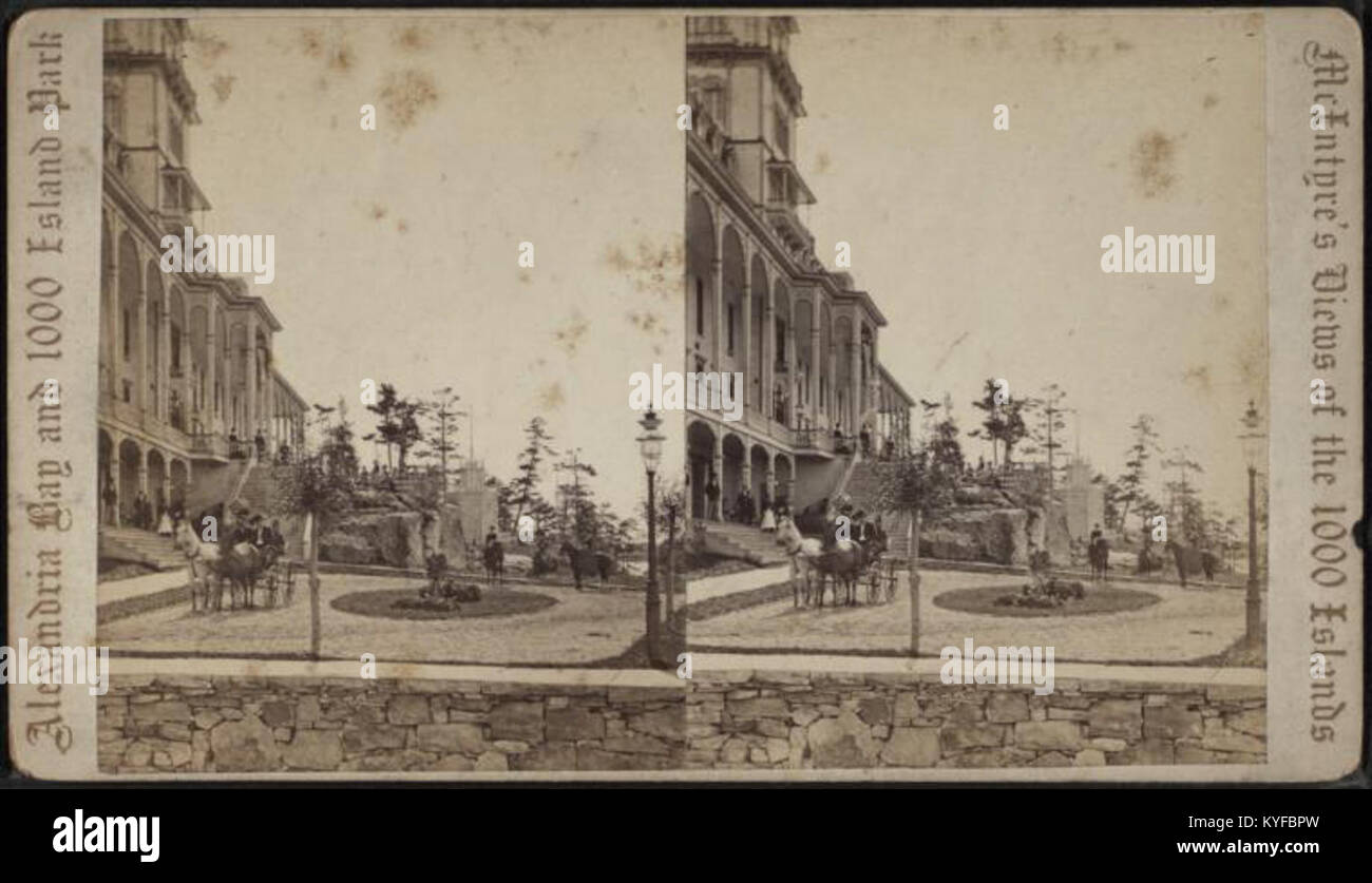 L’image représente la Maison des mille-Îles, montrant l’extérieur du bâtiment et le paysage environnant, capturés par A. C. McIntyre. Banque D'Images