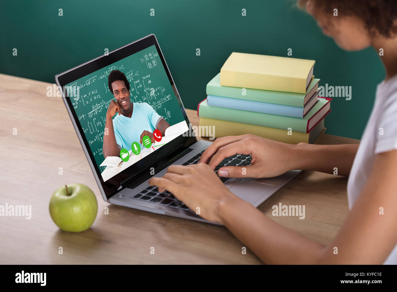 Close-up of Female Student la visioconférence avec Male Teacher On Laptop Banque D'Images
