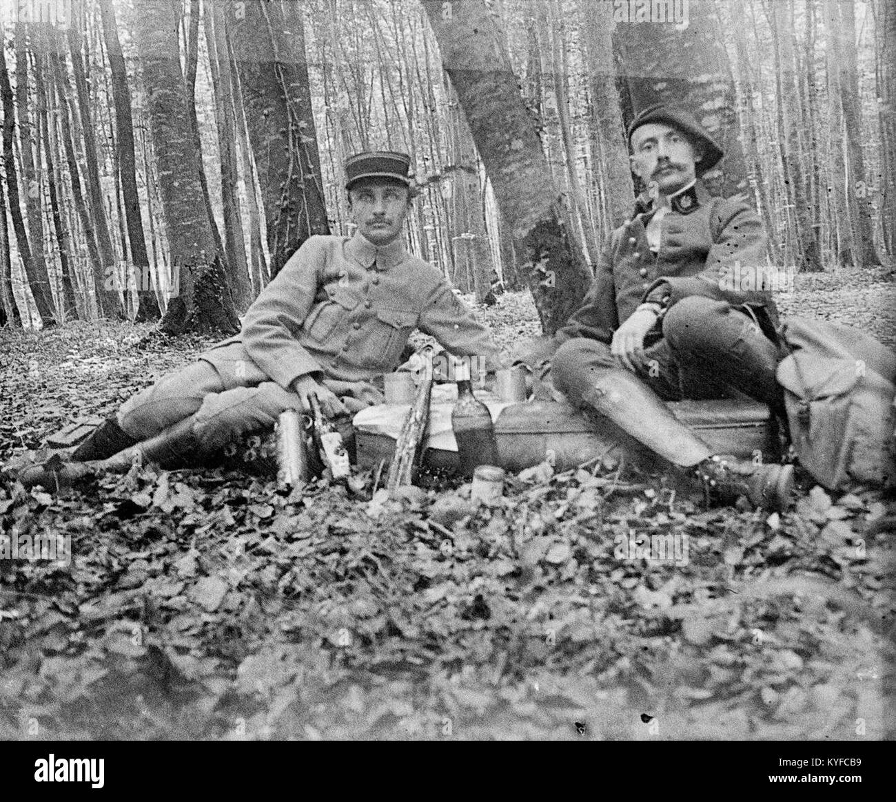 Cette image de 49Fi639 représente une scène forestière près de Villers-Cotterêts, montrant un groupe engagé dans un pique-nique, mettant en valeur le paysage naturel et les activités récréatives. Banque D'Images
