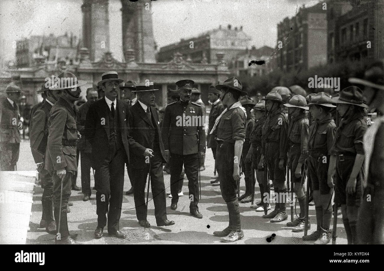 La photographie montre une visite de Boy Scouts à San Sebastián, en Espagne. Les éclaireurs en uniforme sont vus rassemblés sur une place publique, probablement lors d'un événement civique ou cérémonial. Banque D'Images