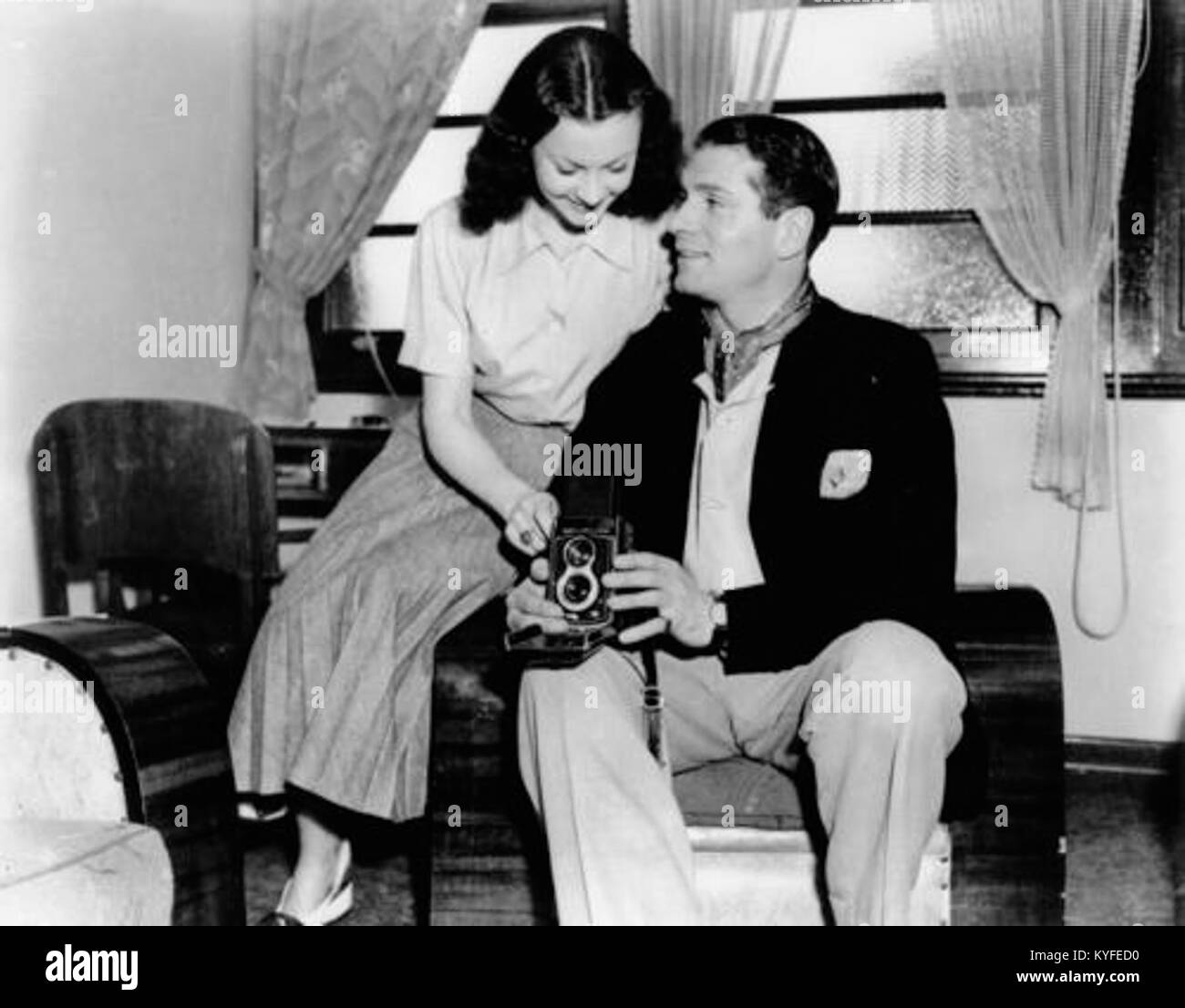 Photographie des acteurs britanniques Vivien Leigh et Laurence Olivier à Broadbeach, Australie, en 1948, représentant les acteurs dans un cadre extérieur décontracté lors de leur visite. Banque D'Images