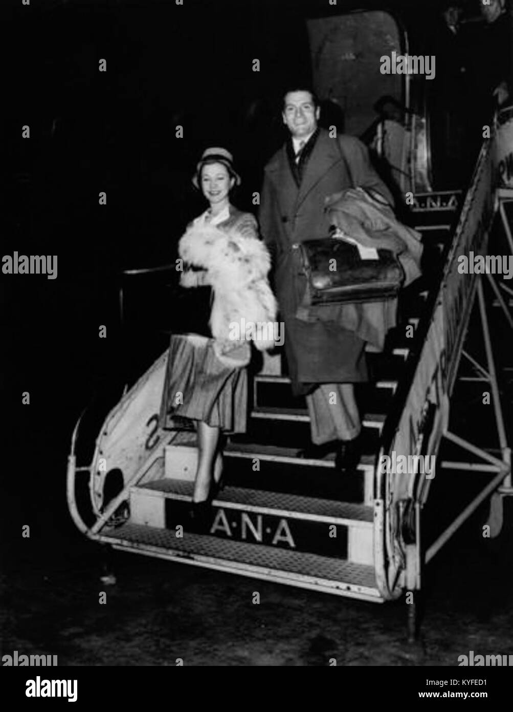 Vivien Leigh et Laurence Olivier, acteurs britanniques, débarquent d'un avion à Brisbane, en Australie, en 1948, reflétant leurs voyages internationaux et leurs apparitions publiques. Banque D'Images