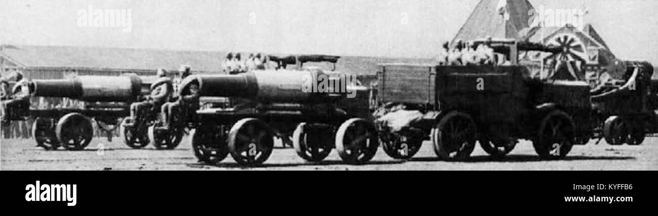 Une photographie de 1930 du défilé militaire de l'Armée royale yougoslave à Belgrade, montrant des unités d'artillerie en formation. L'image reflète les traditions militaires et les expositions publiques du Royaume de Yougoslavie pendant l'entre-deux-guerres. Banque D'Images