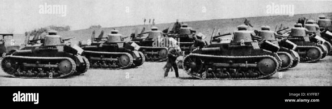 Cette photographie représente un défilé militaire de l'Armée royale yougoslave à Belgrade, montrant des soldats, des uniformes et des formations cérémonielles Banque D'Images