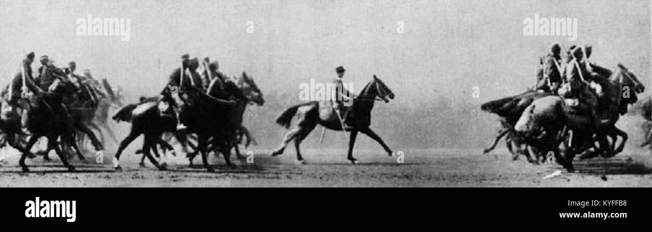 Cette photographie représente un défilé militaire de l'Armée royale yougoslave à Belgrade, montrant des formations de troupes, des uniformes et des démonstrations militaires cérémonielles. Banque D'Images