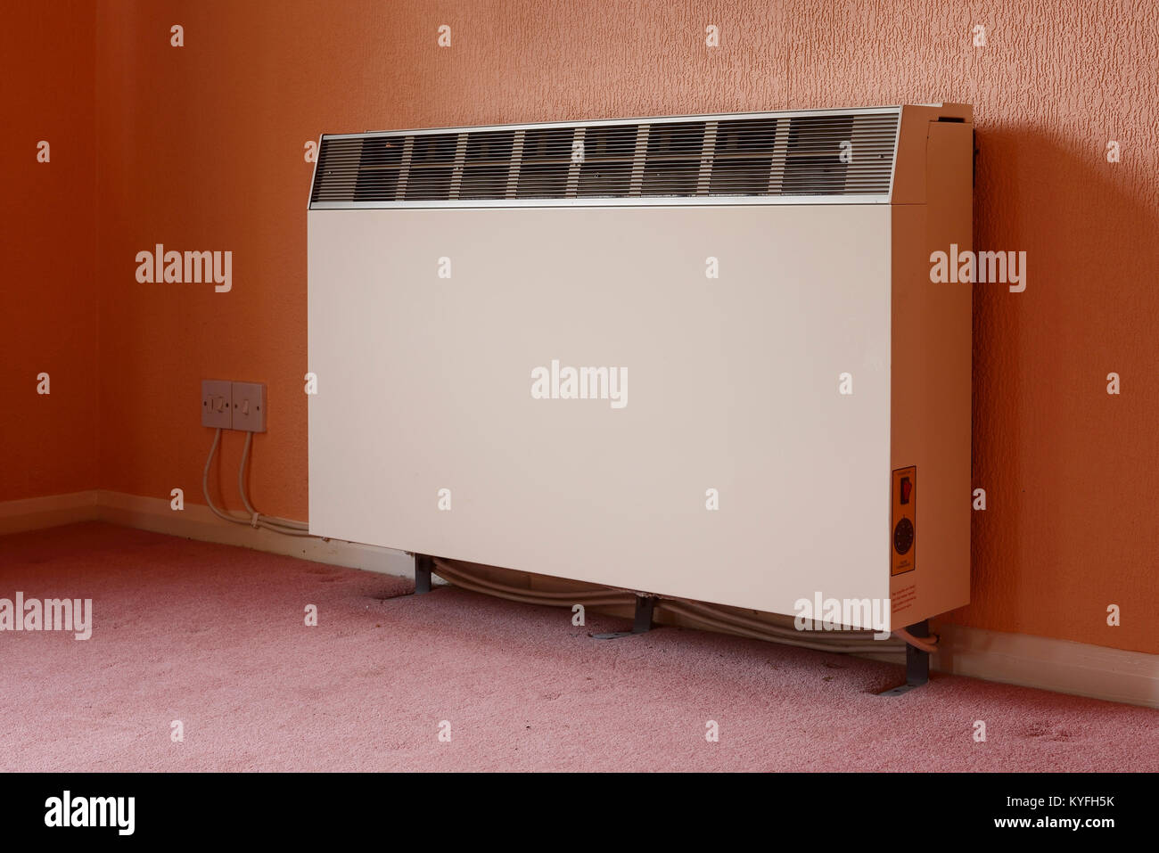 Un radiateur à accumulation interne qui utilise l'électricité hors pointe la nuit Banque D'Images
