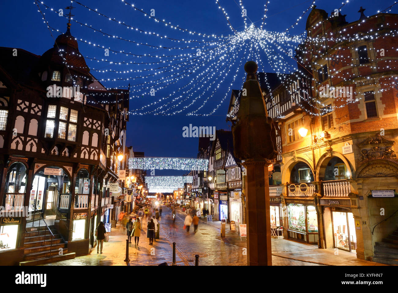 Décorations de Noël sur la rue Bridge et la croix dans le centre-ville de Chester, Royaume-Uni Banque D'Images