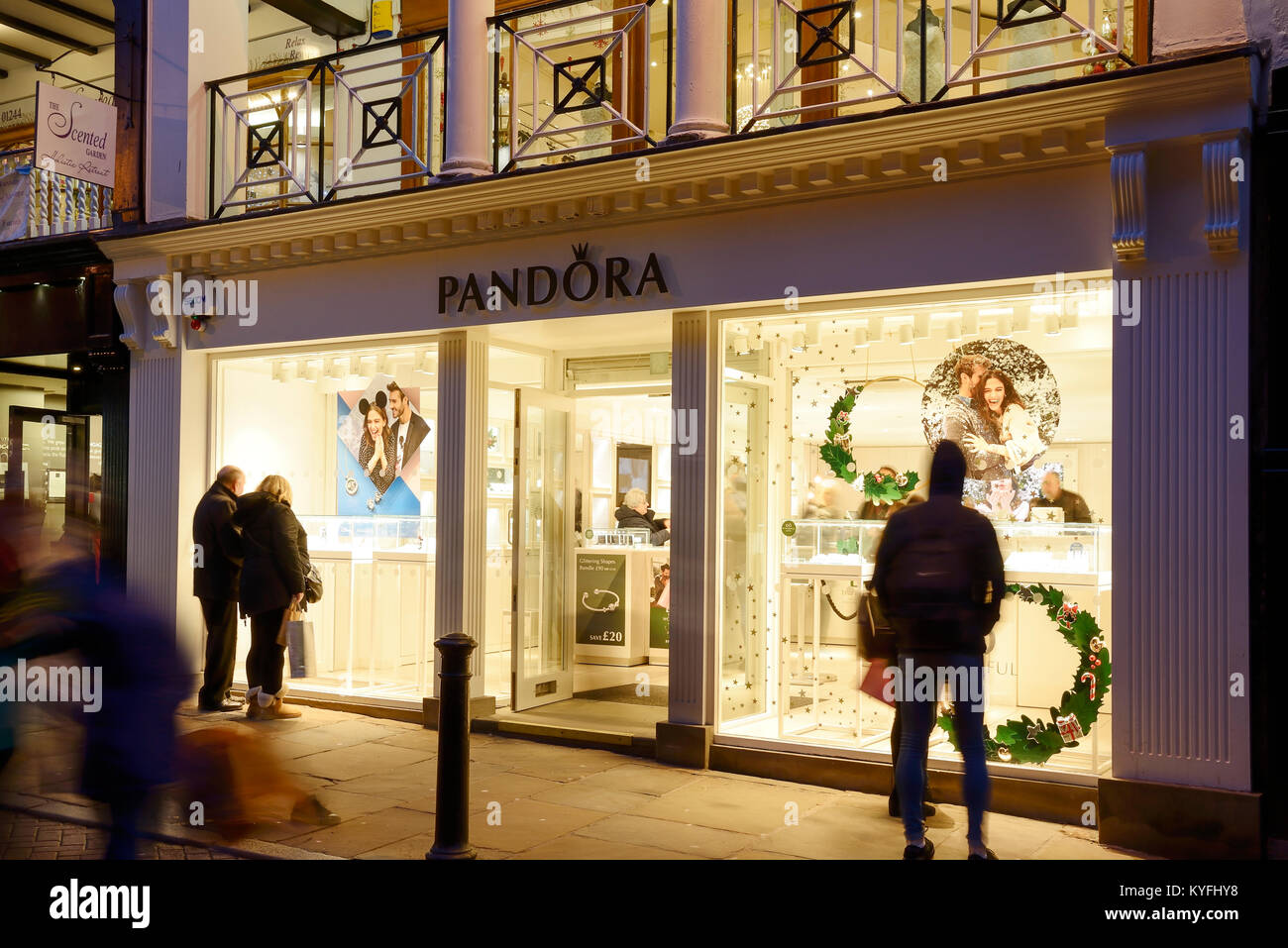 Boutique de bijoux Pandora avant sur Northgate Street dans le centre-ville de Chester UK Banque D'Images