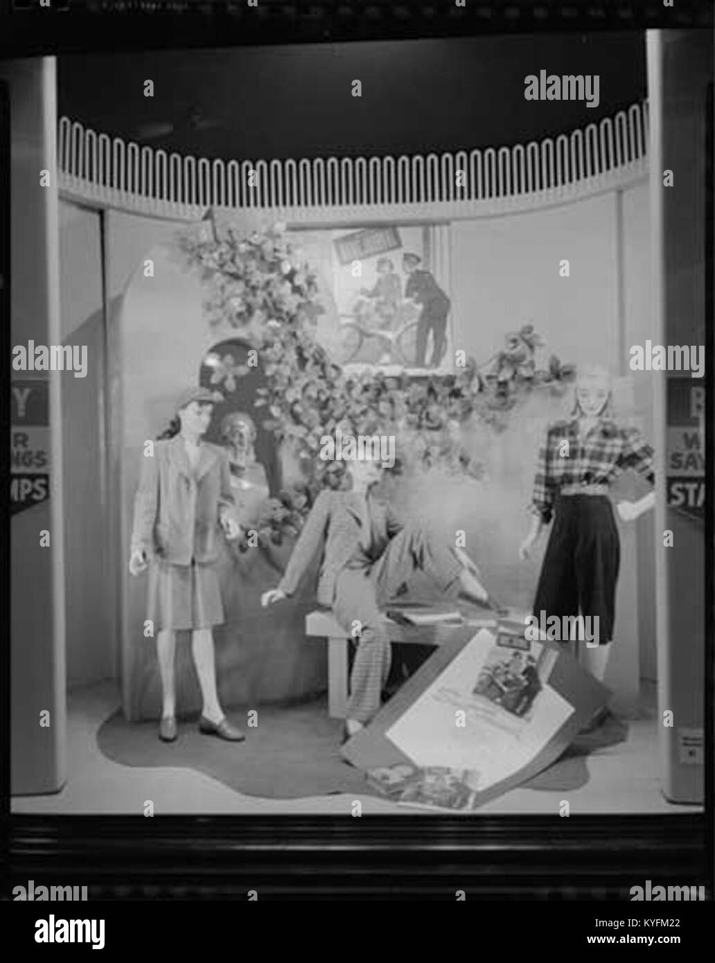 La mode de guerre au grand magasin Eaton reflète les styles de vêtements et les tendances portés pendant les périodes de guerre historiques, illustrant les changements dans les vêtements civils et la culture de la vente au détail. Banque D'Images