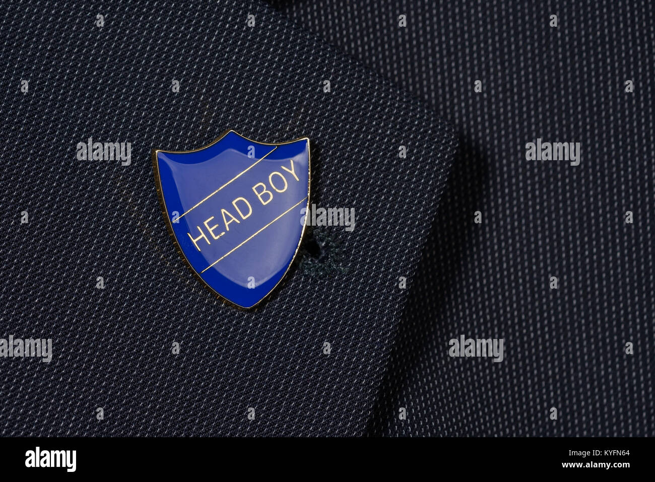Blue Head Boy badge pin's en émail sur un blazer noir Banque D'Images