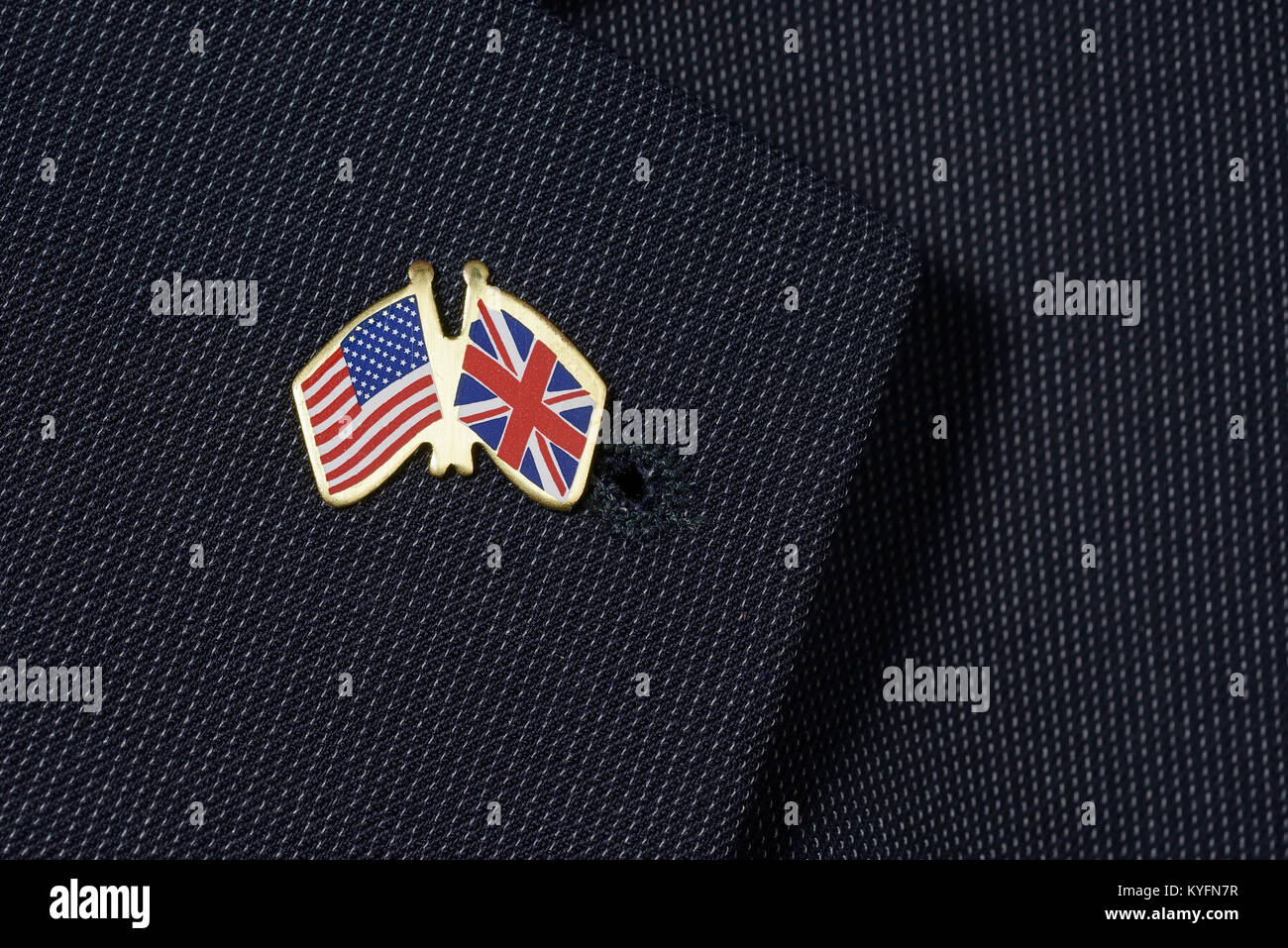 UK et USA flag épinglette insigne sur un blazer noir Banque D'Images