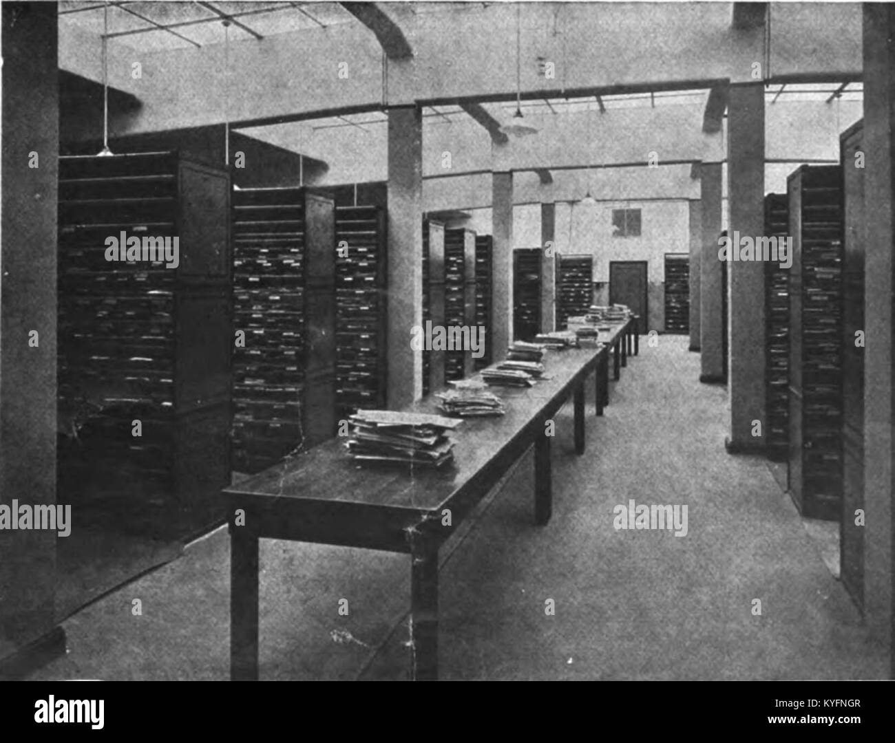 Ce document traite du but et des objectifs de la Deutsche Bibliothek, la bibliothèque nationale allemande, en soulignant son rôle dans la préservation et la documentation du patrimoine culturel, de la littérature et des documents historiques. Banque D'Images