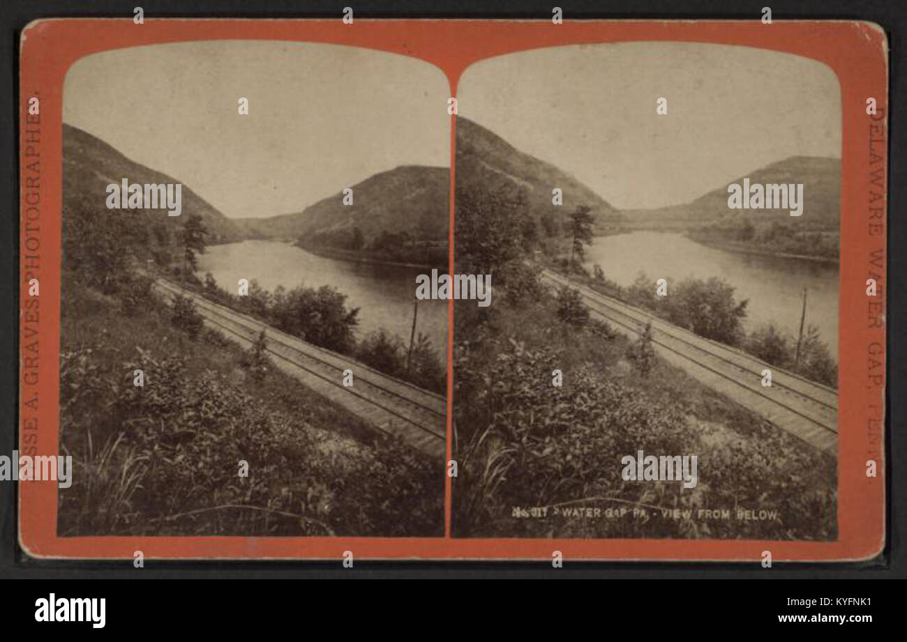 Une photographie de Jesse A. graves intitulée « Water Gap PA, view from Below » capture une vue panoramique de Water Gap en Pennsylvanie, mettant en valeur sa beauté naturelle et le paysage environnant. Banque D'Images