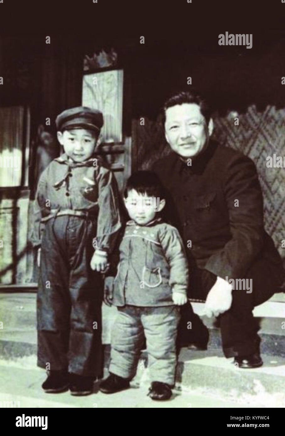 Une photographie de 1958 montre Xi Jinping, Xi Yuanping et Xi Zhongxun ensemble, capturant un moment historique de l'histoire politique chinoise. Banque D'Images