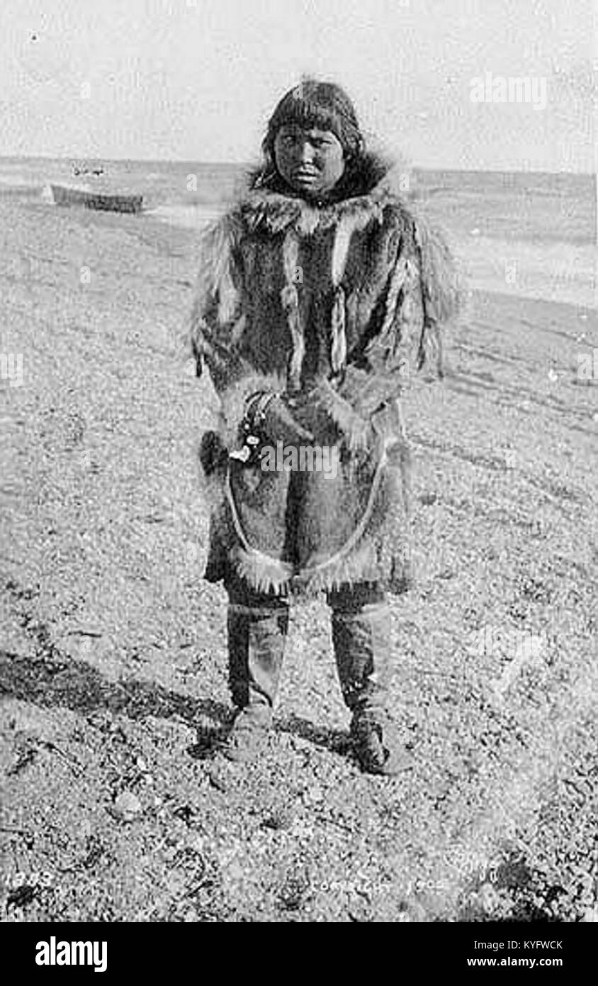 Young Girl wearing Eskimo parka, des mukluks et bracelets en métal, probablement, de l'Alaska (1900) 282 HEGG Banque D'Images