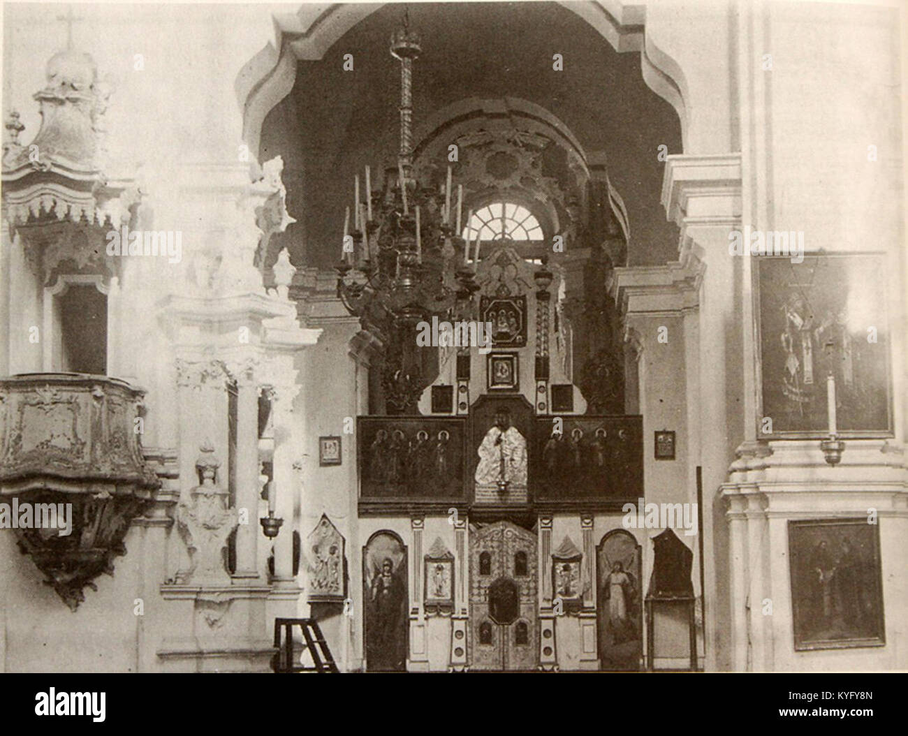 Image du XXe siècle de l'église Sainte-Sophie à Polatsk, Biélorussie, montrant l'architecture de l'une des plus anciennes églises orthodoxes orientales de la région. Banque D'Images