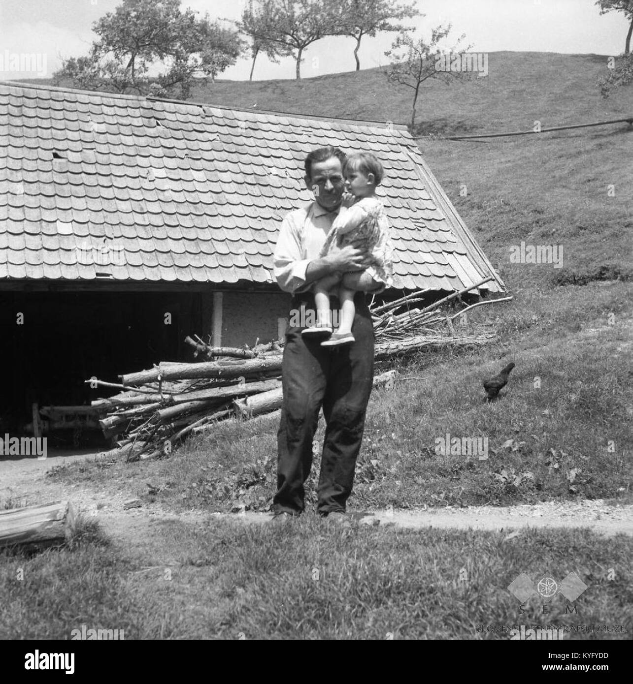 Une photographie de 1963 de Pogladic Gabriel avec sa fille Pavla à Paka, capturant la vie familiale quotidienne dans l’Europe de l’est d’après-guerre et reflétant le caractère social de la région. Banque D'Images