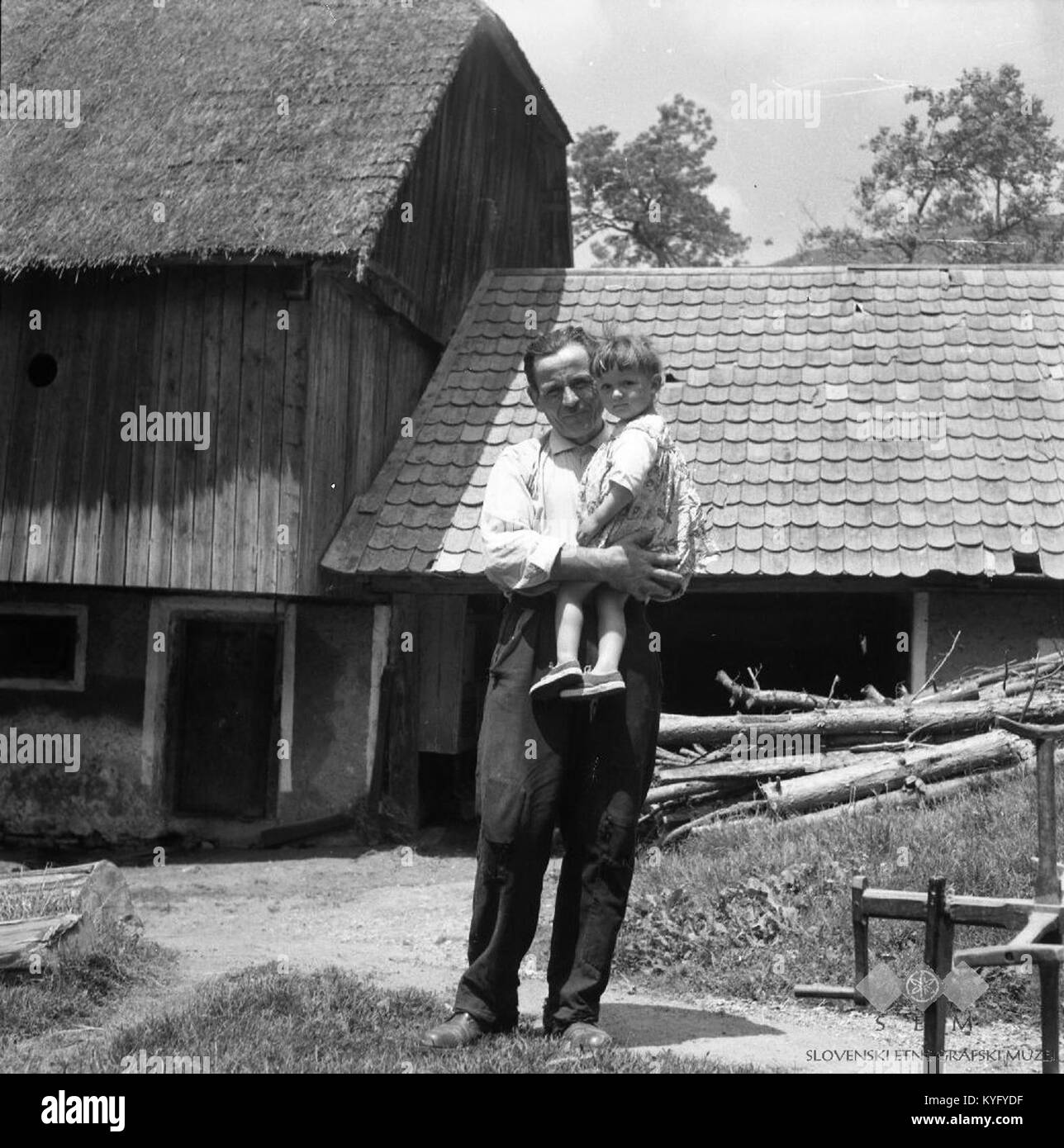 Une photographie de 1963 de Pogladic Gabriel avec sa fille Pavla à Paka, Slovénie, illustrant la vie familiale et l'atmosphère culturelle dans l'Europe centrale d'après-guerre. Banque D'Images