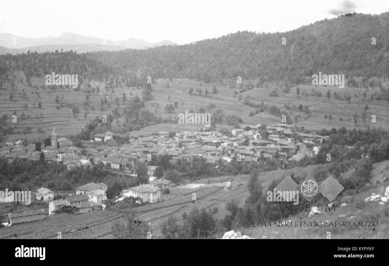 La photographie de 1951 montre une vue du mont Stola vers Breginj, Slovénie, illustrant le paysage rural, le terrain montagneux et les schémas régionaux de peuplement. Banque D'Images