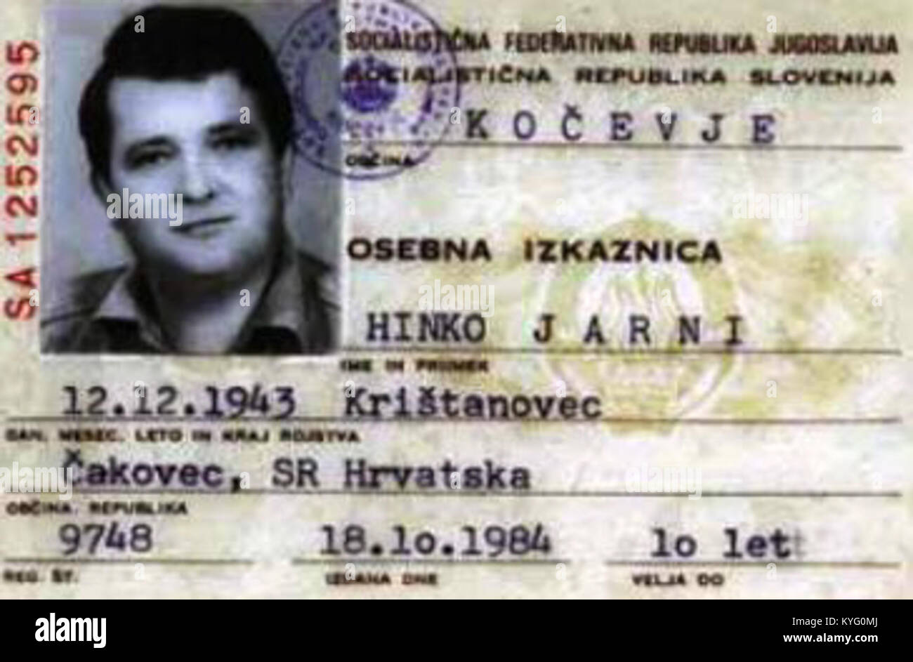 Cette carte d'identité de Mihael Petrovič atteste de son rôle de maire de Kočevje, en Slovénie, servant de document officiel d'identification du gouvernement. Banque D'Images