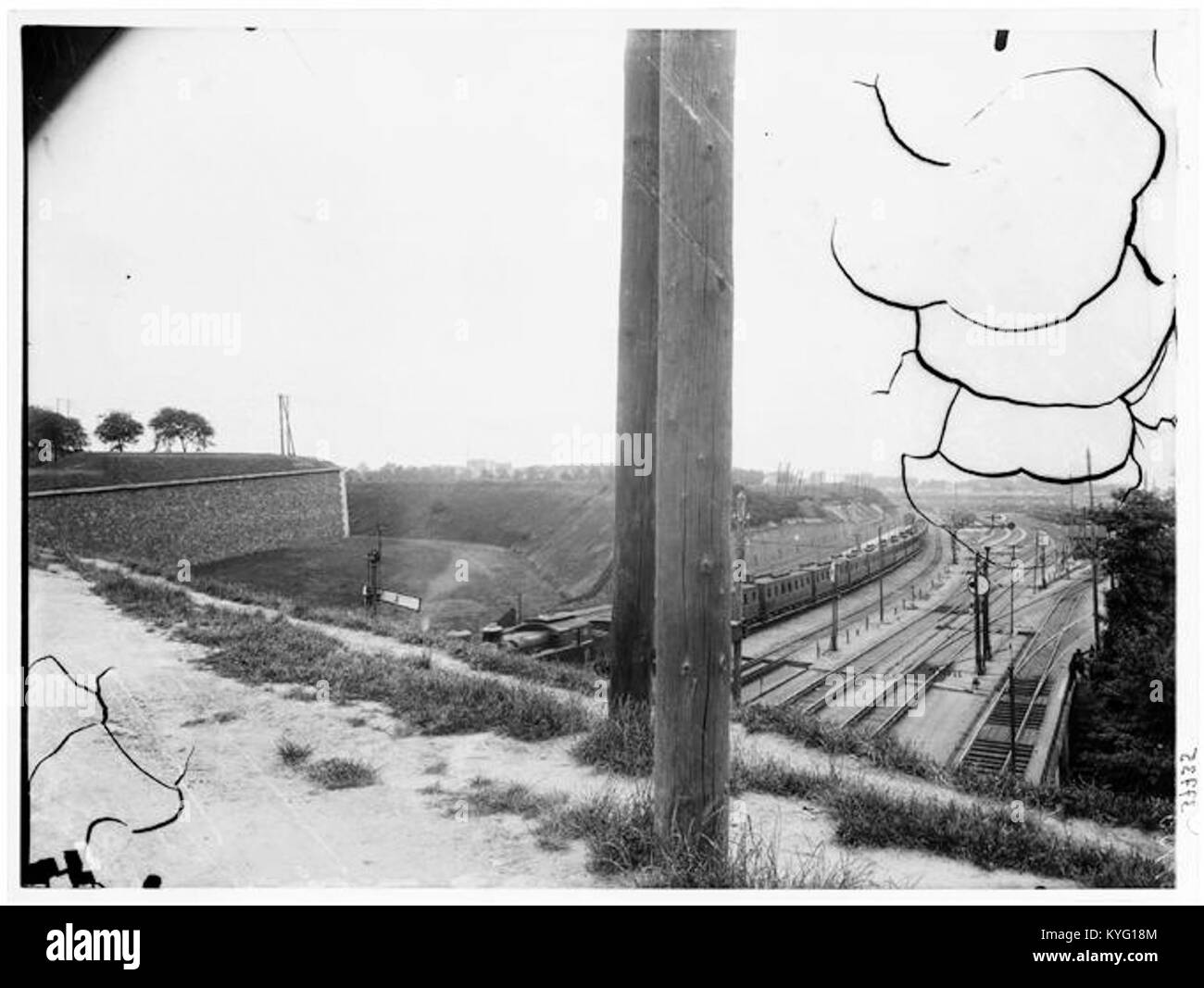 La porte de Bercy, dans le 12ème arrondissement de Paris, est une porte historique à proximité des lignes ferroviaires, importante pour sa conception architecturale et son rôle dans les réseaux de transport. Banque D'Images