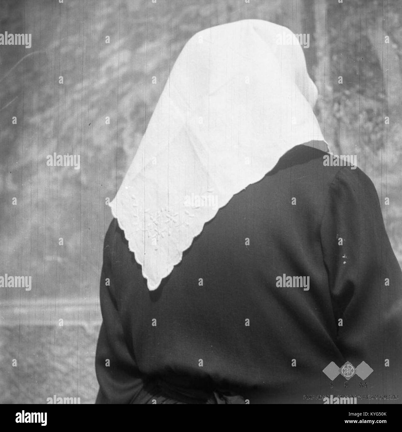 Cette photographie de 1963 montre Kotnik Julijana de Vitanje, Slovénie, portant un vêtement traditionnel fait à la main (adrco), soulignant l'artisanat folklorique et les traditions culturelles de la région. Banque D'Images