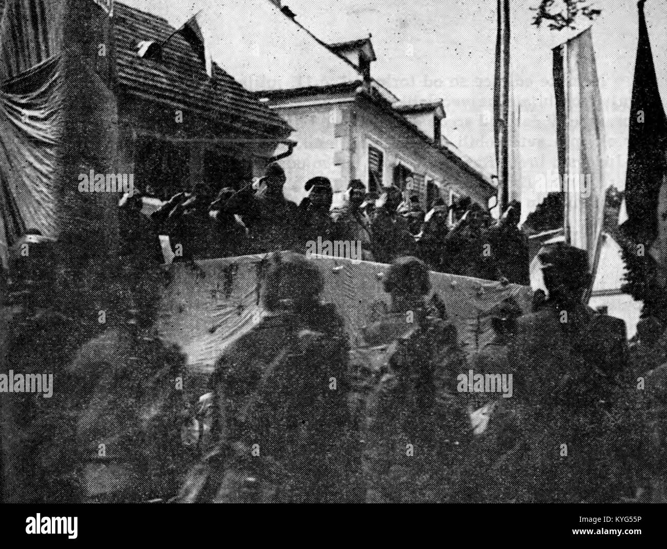 Image historique représentant des représentants de l'état-major général de l'Armée de libération nationale (NOV) et du mouvement populaire de libération (POJ) de Croatie et de Slovénie sur la tribune lors du défilé des brigades fraternelles à Metlika. Banque D'Images