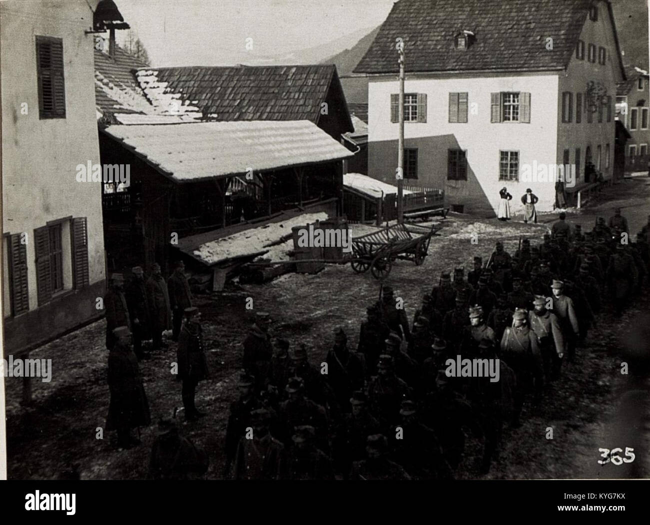 Une photographie montre le défilé militaire de Standschützenbataillon Passeier à Pustertal, mettant en évidence l'infanterie tyrolienne et les traditions militaires de l'Empire autrichien. Banque D'Images