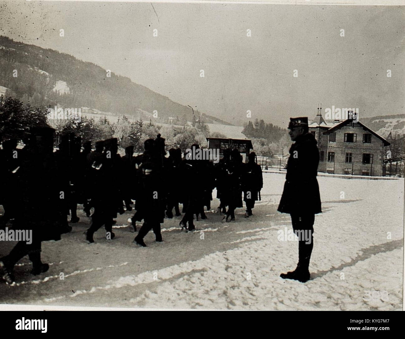 Photographie montrant le bataillon Standschützen de Bregenz participant à un défilé à Welsberg, Pustertal, illustrant l'organisation militaire et l'activité cérémonielle. Banque D'Images