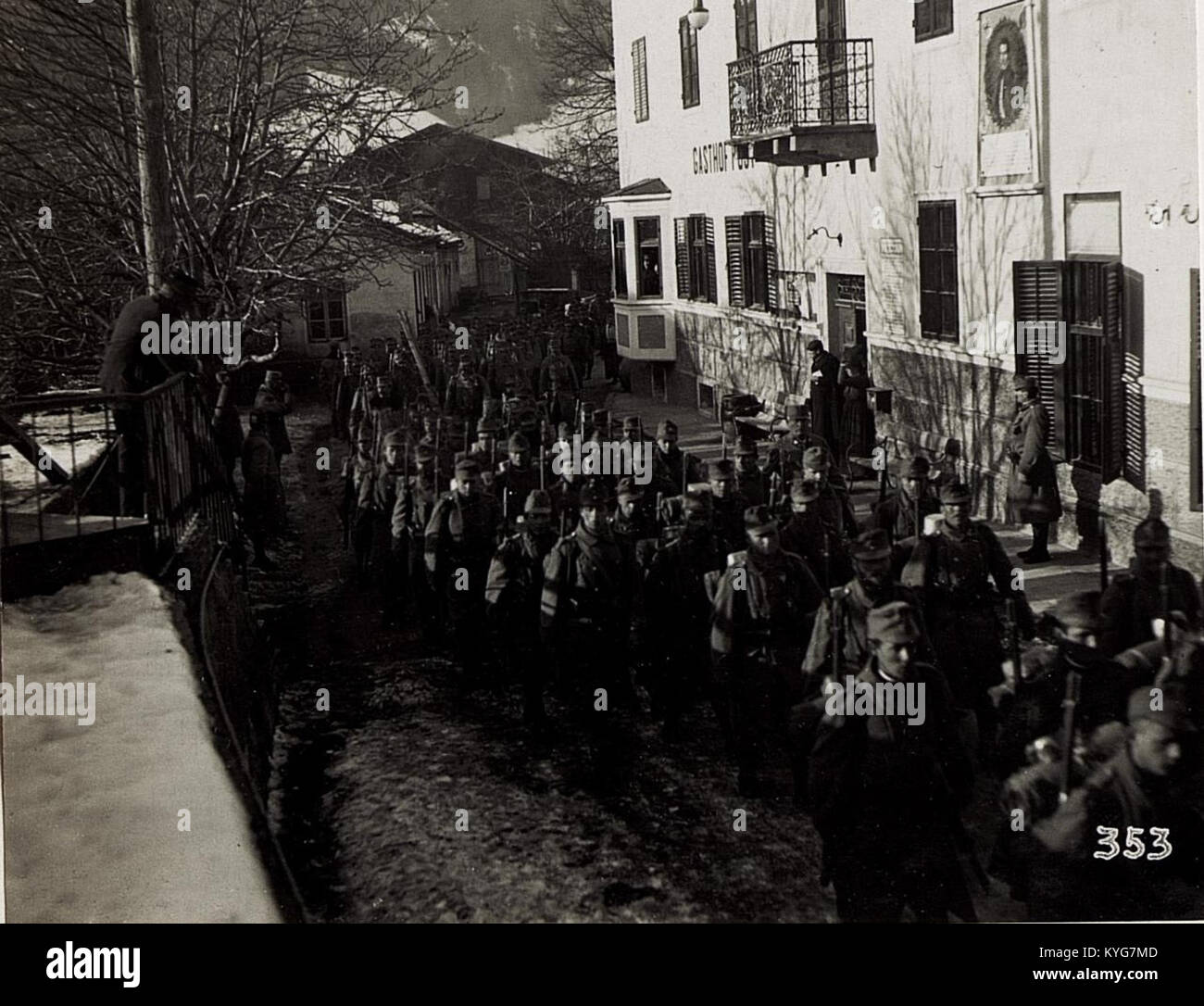 Une photographie du XXe siècle montrant la milice Standschützenabteilung marchant dans un défilé militaire à travers Vintl et Enneberg à Pustertal, en Italie. Banque D'Images