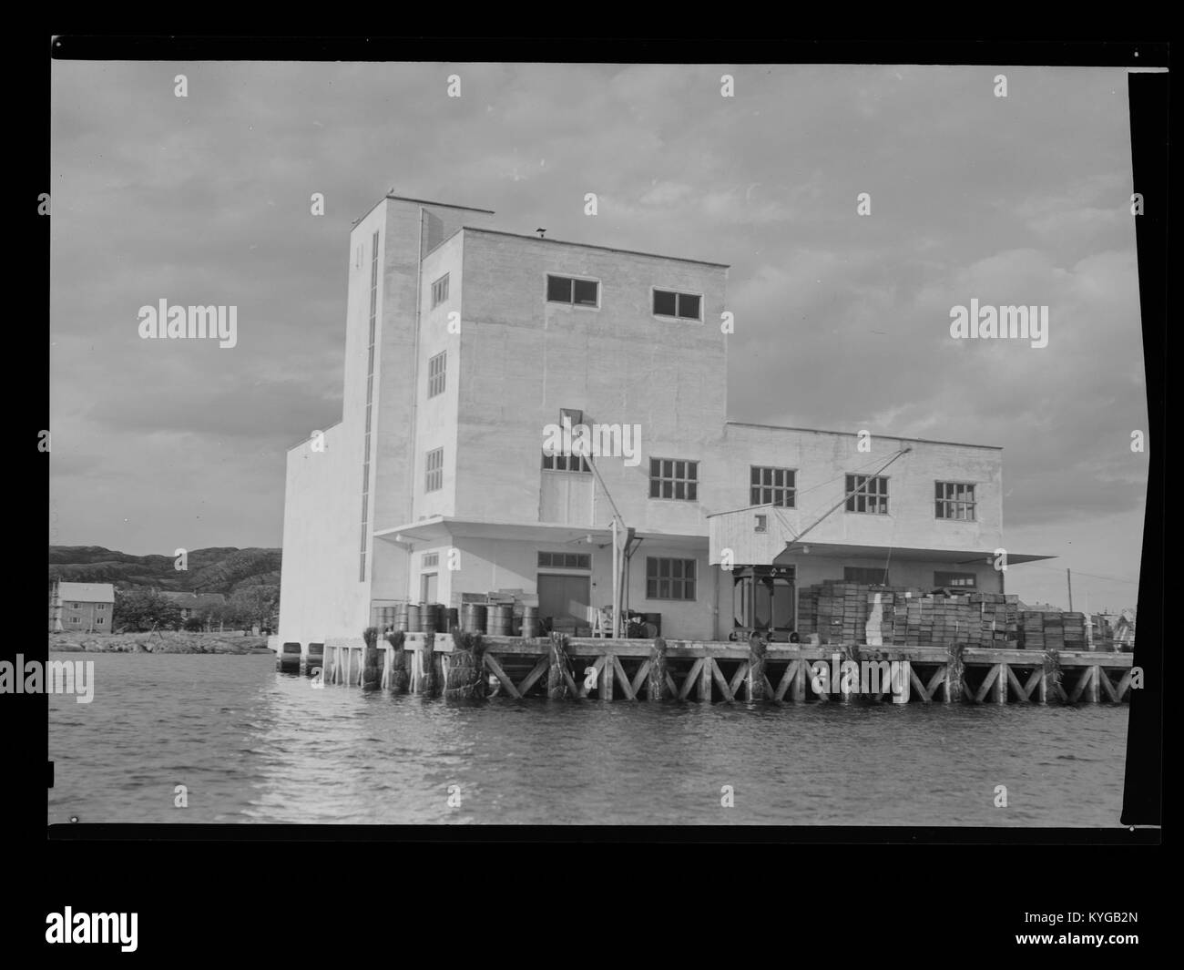Une photographie historique représentant l'installation de stockage de charbon (kjellager) à Rørvik, en Norvège, offrant un aperçu de l'infrastructure industrielle de la région au cours des dernières décennies. Banque D'Images