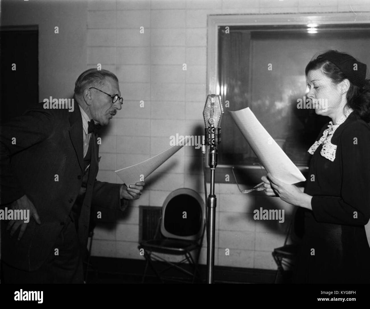 L'émission radiophonique « un homme et son pêcheur » met en vedette Hector Charland et Estelle Maufette, représentant les médias et le divertissement canadiens-français du début du XXe siècle. Banque D'Images