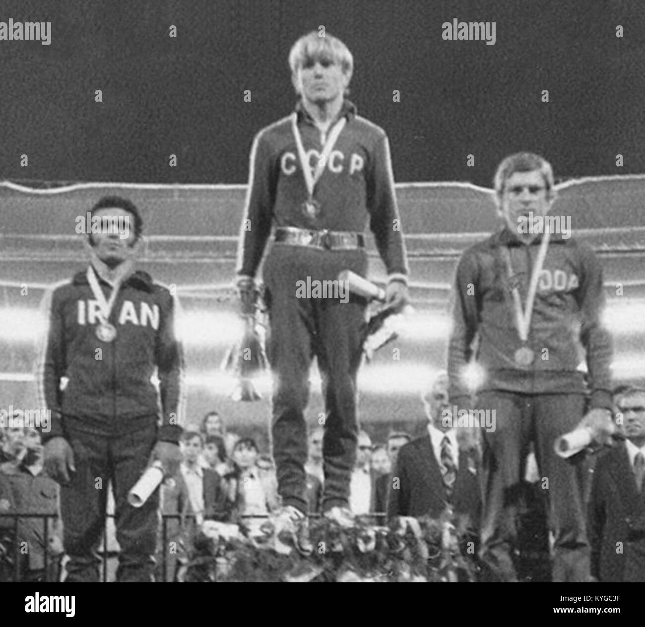 Une photographie de 1974 représentant Ramezan Kheder, Vladimir Yumin et Hans-Dieter Bruchert, documentant des individus dans un contexte historique Banque D'Images