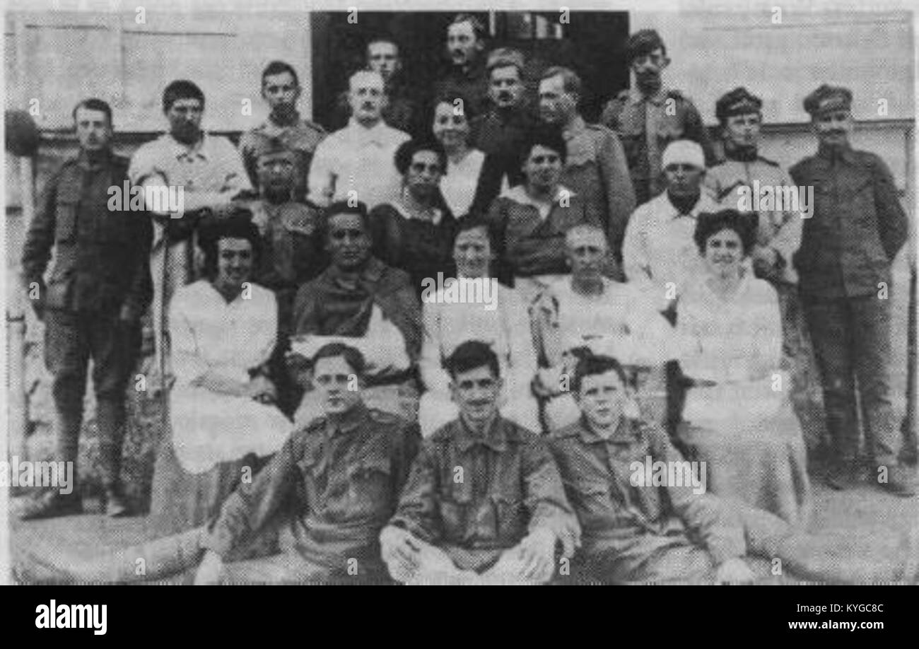 Photographie de combattants blessés à Sostanj, Slovénie, montrant des soldats blessés et l'impact humain du conflit militaire dans la région. Banque D'Images