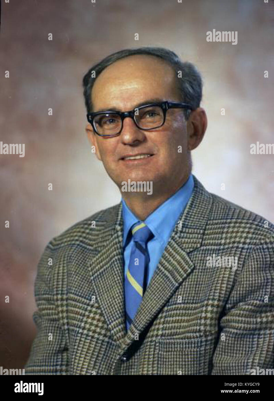 Photographie du représentant Robert L. Charette en 1971, montrant son rôle public dans la fonction politique et le contexte législatif. Banque D'Images