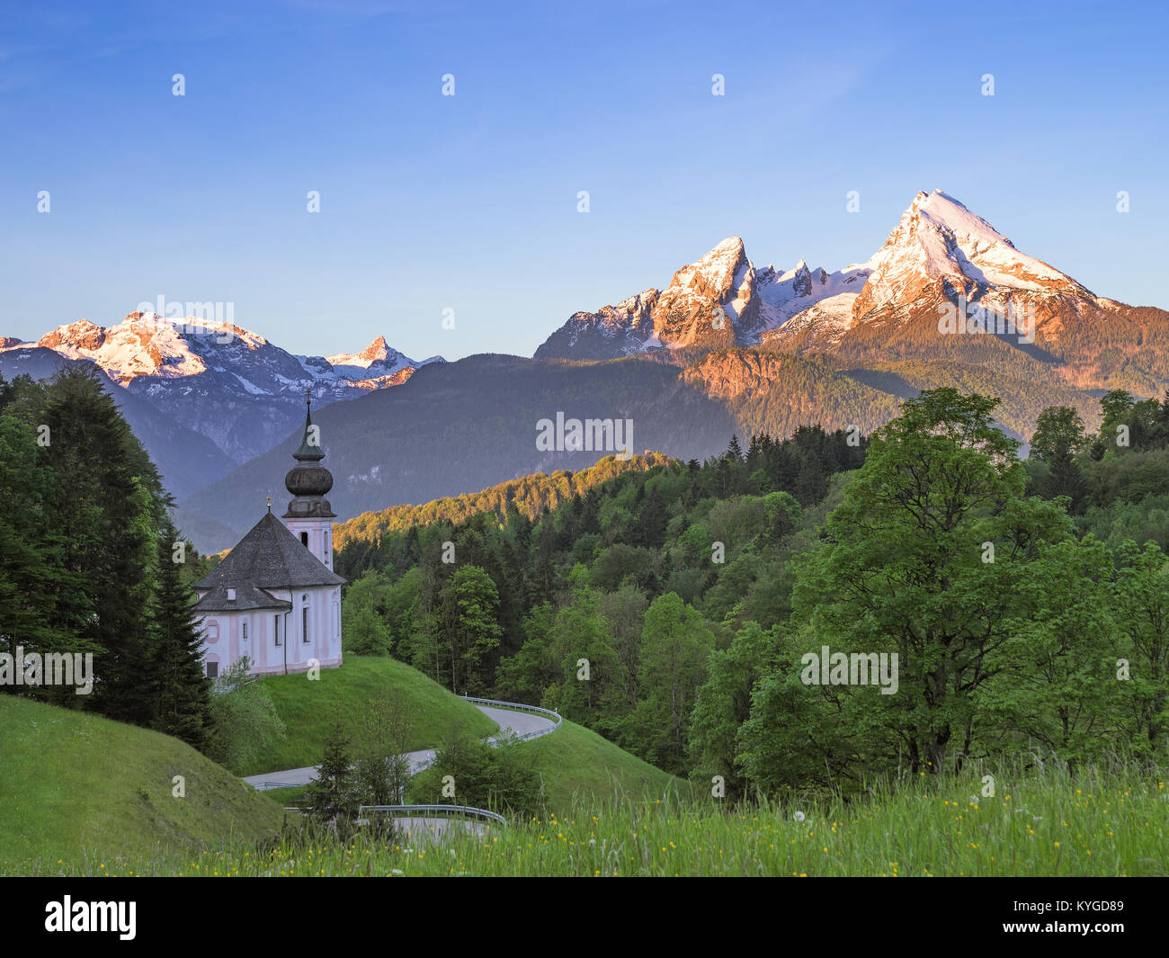 Paysage de neige sereine printemps-couronné de sommets du mont Watzmann et Maria Gern église dans le parc national de Berchtesgaden, Allemagne Banque D'Images
