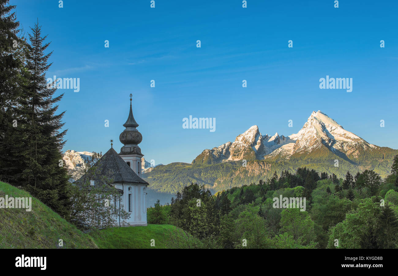 Matin paysage panoramique avec Maria Gern chapelle et les sommets enneigés de la montagne Watzmann dans le parc national de Bavière Berchtesgaden Banque D'Images