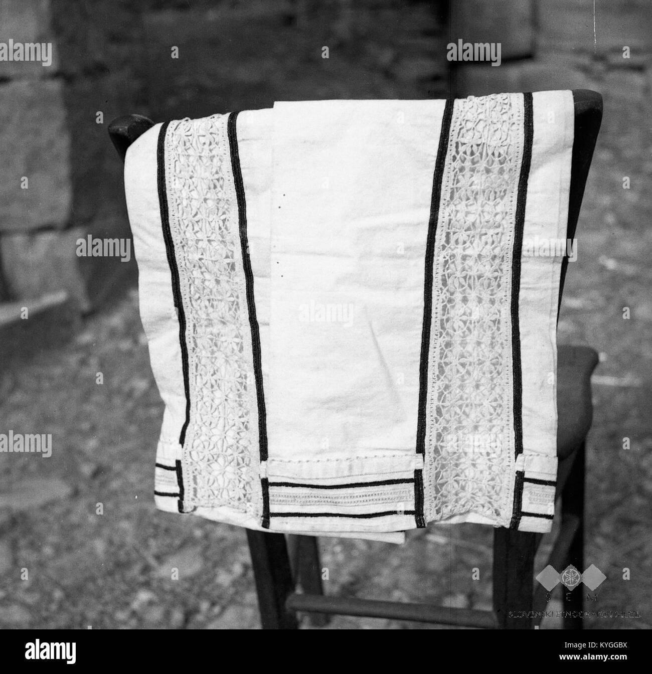 Cet article représente une chemise traditionnelle Rokava, qui fait partie d'un vieux costume de femme à Pomjan, en Slovénie, connu localement sous le nom de « crez », mettant en valeur le design textile et le patrimoine culturel de 1950. Banque D'Images