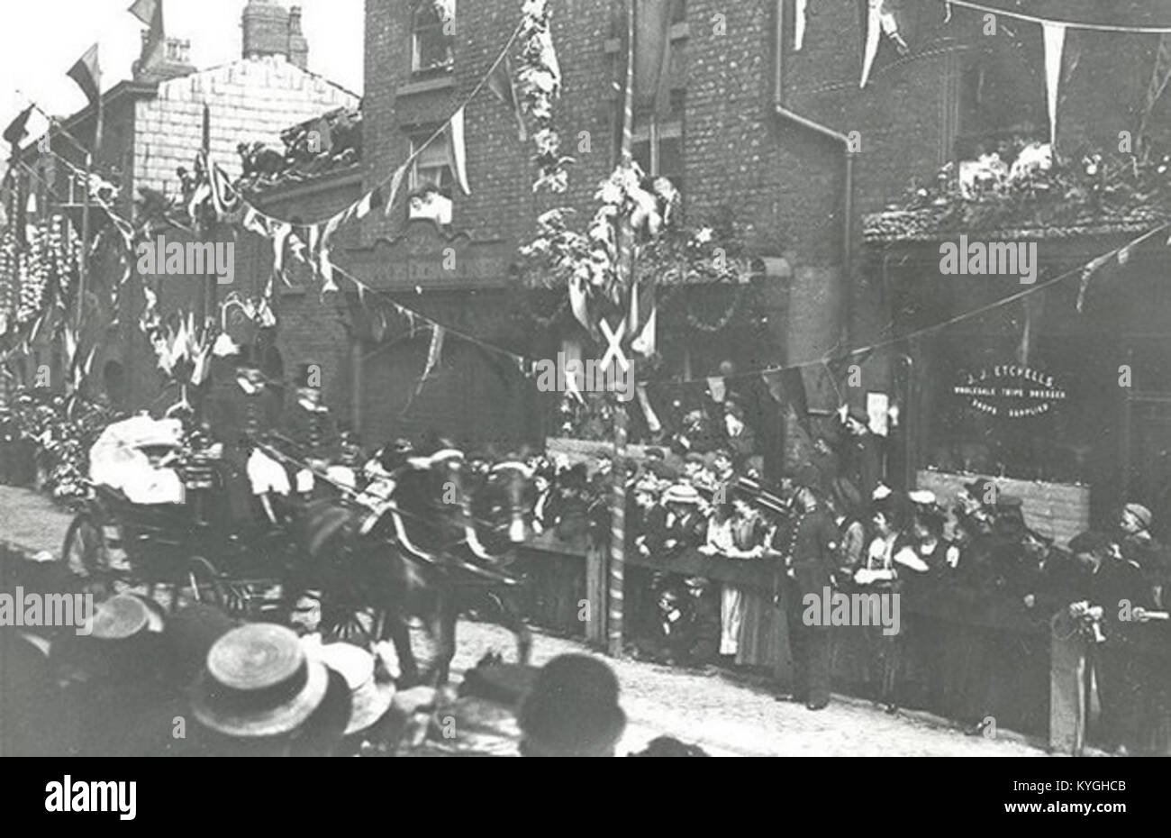 Un défilé royal le long de Prince's Street en 1908, avec procession cérémonielle, participants en tenue formelle et spectateurs le long de la rue. Banque D'Images