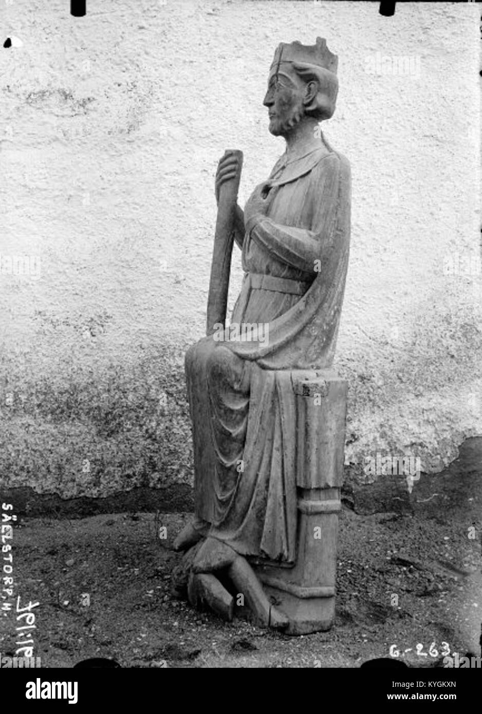 Cette image montre une sculpture en bois d'un Saint Olaf assis de l'église de Sällstorps en Suède, mettant en valeur l'art religieux et l'artisanat. Banque D'Images