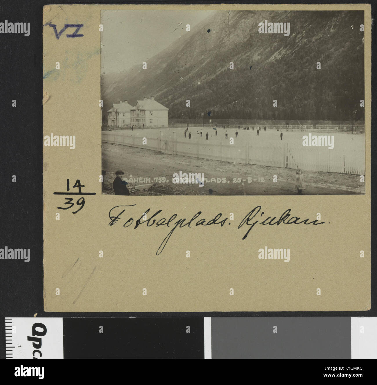 Photographie du terrain de football Sørheim 759 en Norvège, prise le 13 avril 2016, montrant la surface de jeu, les poteaux de but, l'environnement environnant et les activités sportives locales. Banque D'Images